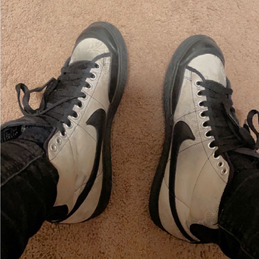 Nike shoes worn some stains it shows on the side of top part of shoe